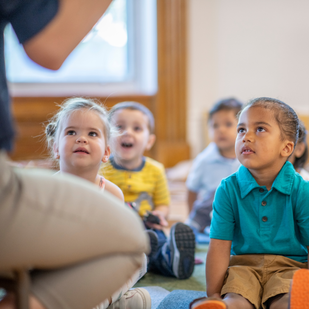Séance d'apprentissage interactif avec des jeunes enfants et leur enseignant 