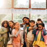 Groupe d'élèves souriants et épanouis