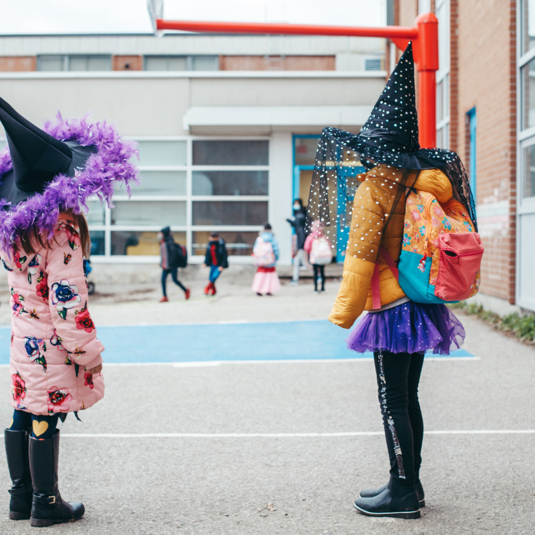 Enfants déguisés célébrant Halloween dans une cour de récréation