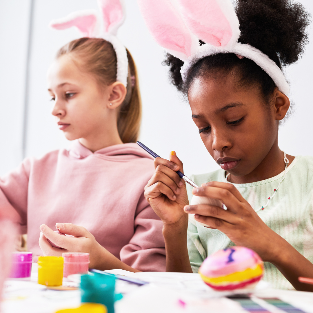 Élèves participant à une activité créative de Pâques en classe d'anglais
