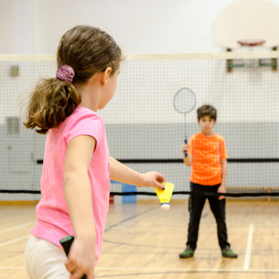 Enfants jouant au badminton avec raquettes et volant