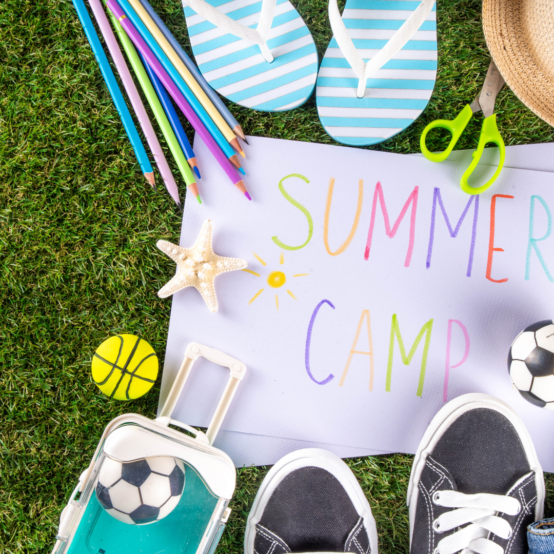Mise en scène estivale avec feuille de papier, tongs, stylos et lunettes de soleil pour le Summer Camp Chatterbox